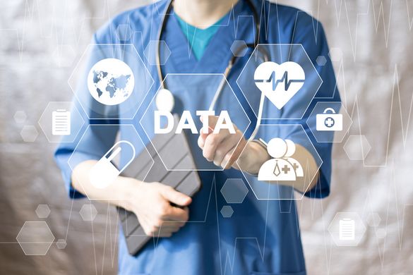 Torso eines Arztes, davor sind Symbole für digitalen Datentransfer dargestellt