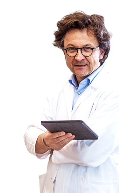 Ein Arzt mit Tabletcomputer