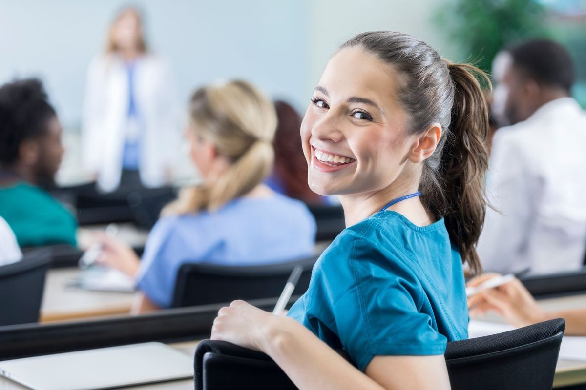 Medizinstudentin sitzt im Hörsaal